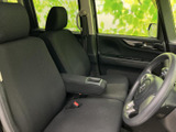 運転席は広々としており、ゆったりと運転に集中できます。シートの形状も体にフィットし、長距離運転でも疲れにくい設計です。
