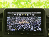 お車の中でテレビや映像コンテンツをお楽しみいただけます。停車中には、家族や友人と一緒に快適な時間を過ごせるでしょう。