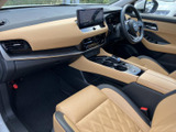運転しやすい運転席周りのデザイン。操作に必要な情報を視界内にまとめ、安全で快適な運転をサポートします。上質な素材も魅力的です。