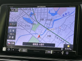 見やすい地図画面で、目的地までスムーズに案内。渋滞情報も確認でき、効率的なルート選択をサポートします。運転に集中できます。