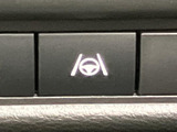操作しやすい位置に配置され、ドライビングサポート機能も充実。快適な運転体験をサポートします。シンプルながらも洗練されたデザインが魅力です。