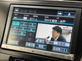 鮮やかな映像で、様々なコンテンツを楽しめます。停車中には動画鑑賞も可能。長距離移動のお供に最適です。快適な空間を提供します。