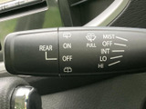 雨天時でもクリアな視界を確保できるワイパーレバーです。安全運転をサポートする重要な装備です。