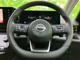 握りやすいステアリングは、運転操作を快適にします。オーディオやハンズフリー通話などの操作も可能で、運転に集中できます。