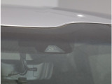 ホンダセンシング機能を支えているフロントカメラ(ドライブレコーダーではございません)!道路状況等を検知してドライバーの安全運転をサポート!※能力には限界がありますので過信せず安全運転をお願いします!