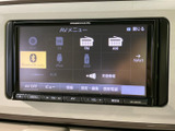 多彩なメディアに対応し、快適なドライブをサポート。CD、SD、Bluetoothなど様々な音源を楽しめます。ナビゲーションとの連携で、より快適な移動を。