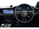 握りやすくスポーティなステアリングを採用。ドライバーの操作に素直に応える911らしいダイレクトなハンドリングを楽しめる、スポーツカーらしいステアリングです。