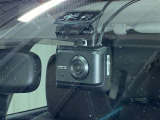 【前後カメラ付きドライブレコーダー】お車の前と後ろをバッチリ記録!事故やトラブルの際、映像が残っていると心強いですね。