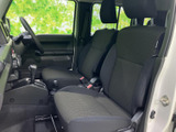 ドライバーを包み込むシートは、長時間の運転でも疲れにくい設計。操作しやすい配置で、快適なドライビングをサポートします。