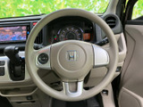 握りやすいステアリングで、快適な運転操作を実現。操作スイッチも配置されており、運転中でも直感的に操作できます。