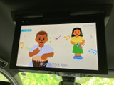 後席の乗員の方々が、より快適に過ごせるよう、モニターを搭載。長距離移動も退屈させません。