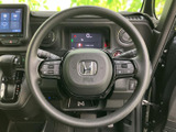 握りやすいステアリングは、運転操作をスムーズにします。操作性にも優れ、長距離運転でも疲れにくい設計です。