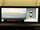 【パノラミックビューモニター(床下透過表示機能付)】クルマを上から見たような画像をディスプレイに表示し、運転席から確認しにくい箇所も確認できます。車両直下及びタイヤ付近のアンダーフロアの確認も可能です