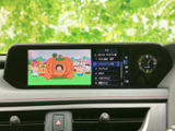 停車中には、TV番組や動画をお楽しみいただけます。長距離ドライブや休憩時間のお供に最適です。後部座席の方も快適に過ごせます。