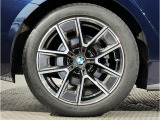 BMWの純正アロイホイールは軽量かつ強度にも優れているホイールで走行性能を引き上げる設計になっております。足元にもBMWは妥協がなくこだわっている個所になります。