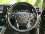 握りやすいステアリングは、運転の疲れを軽減。操作性にも優れ、快適なドライビングをサポートします。操作ボタンも配置されています。