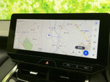 見やすい地図表示で、目的地へのスムーズなナビゲーションをアシスト。周辺情報も確認でき、運転に役立ちます。運転席からの視認性も良好です。