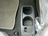 運転席・助手席用ドリンクホルダーも付いています。