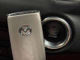 【スマートキー&プッシュスタート】ドアハンドルを軽く握るだけでドアロックを解錠でき、施錠はドアハンドルのロックスイッチを押すだけでブレーキを踏みながらエンジンスイッチを押すだけで、エンジンが始動!