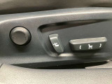 【パワーシート】電動でシートポジションの変更が可能です。手動式より細かくシート設定が可能ですのでより快適な姿勢でドライブを楽しんで頂けるでしょう。