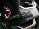 車外の明るさに応じて、自動的にライトの点灯・消灯を行います。