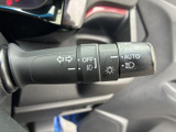 操作しやすいウインカーレバーで、安全な車線変更をサポート。オート機能も搭載しており、快適な運転をアシストします。