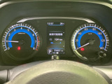 視認性の高いメーターで、運転に必要な情報をしっかり確認できます。運転状況を把握しやすく、安全運転をサポートします。シンプルで分かりやすいデザインです。
