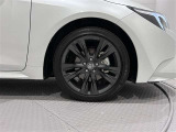 タイヤサイズは(215/45R17)で純正アルミホイールです