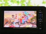 停車中に楽しめるTV機能。休憩時などに、ニュースや番組を視聴できます。車内時間をより快適に過ごせる便利な装備です。
