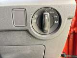ダイヤル式のLEDヘッドライトスイッチ。オートライトも装備され、夕方やトンネルが続く道路でも手を煩わせません