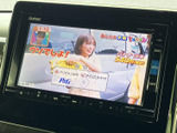 停車中にはTVの視聴も可能です。移動時間も楽しく過ごせる便利な機能です。後部座席の方も楽しめるでしょう。