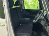 運転席は、シンプルで機能的なデザイン。ゆったりとした空間で、快適な運転姿勢を保てます。視界も広く、運転に集中できます。