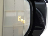 ブラインドスポットモニター装備。隣車線を走る車両を検知。ドアミラーでは確認しにくい後方、側方エリアに存在する車両や急接近してくる車両も検知しドアミラーに搭載されたLEDインジケーターが点灯します。
