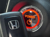【Hondaスマートキー】カバンやポケットに入れたままでもドアの施錠・解錠が可能なスマートキーを装備。エンジンのオン・オフ時もカギを取り出す必要が無いからとっても便利です♪