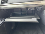 【グローブボックス】大容量のグローブボックスです!!車検証ケース他、日頃使う小物類の収納スペースもたくさんあります!