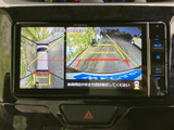 後方確認をサポートする画面です。ガイドライン表示で、狭い道でも安心。駐車時の安全確保に役立ちますね。