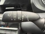 【オートワイパー(AUTO)】雨が降り出した時に、雨滴検出用センサー(レインセンサー)が雨滴を感知すると、自動でワイパーが動作します。