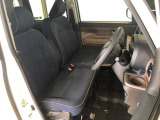 運転席の座面高さを調整できるシートリフターが付いています。フロントシートはベンチシートを採用で、座面も広く使い勝手もいいですよ♪