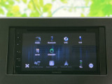 ラジオやBluetooth、USBなど、多様なソースに対応。お好みの音楽を車内で手軽に楽しめます。操作も直感的に行えます。