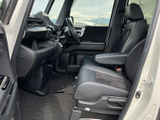 運転しやすい操作性と優れた視認性を両立。ドライバーが集中できる空間を実現しています。快適なドライブをサポートする機能も充実しています。