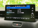 お好みの音楽を高品質で楽しめます。ラジオ、USB、Bluetoothなど、様々なソースに対応。長距離ドライブも快適に過ごせます。