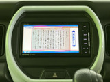 停車中にTVを楽しむことができ、待ち時間も快適に過ごせます。長距離移動などでも、エンターテイメント性を高める便利な装備です。