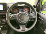 握りやすいステアリングで、運転操作を快適に行えます。オーディオ操作もステアリングから手軽に操作可能です。運転の楽しさを向上させます。