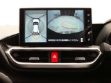 パノラミックビューモニター付きです。車両を上から見たような映像をディスプレイオーディオ画面に表示。運転席からの目視だけでは見にくい、車両周辺の状況をリアルタイムでしっかり確認できます。