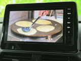 停車時にテレビや動画を楽しめる機能が搭載。長距離移動の際や休憩時間に、リラックスした時間を過ごせる便利な装備です。
