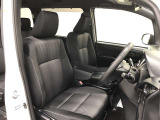 運転席はホールド感のあるシートになっています!ヒップポイントも高く、座った時に周りを見渡しやすいので、運転もしやすいです!
