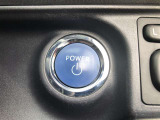 エンジンスタートボタンです。キーが車内にあれば、エンジンの始動・停止はブレーキを踏んでスイッチを押すだけ!キーを取り出す手間を省き、ワンプッシュでエンジンを操作するので簡単でスムーズです。
