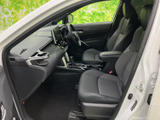 運転席からの眺めは良好です。操作しやすい位置に配置されたスイッチ類で、快適なドライブをサポートします。視認性も確保されています。