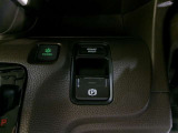 スイッチひとつで簡単に操作できる電動パーキングブレーキを搭載