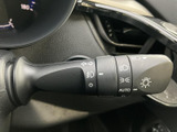 操作しやすいウインカーレバーで、安全な車線変更をサポートします。レバーの操作感も良く、スムーズな運転をアシスト。視認性にも配慮された設計です。
